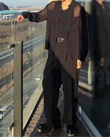 黒のシースルーシャツ。半透明の素材で襟付き、前開きボタン仕様。ベルト付きで、インナーの黒カットソーが透けて見える。
