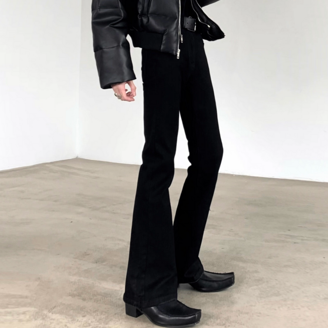 黒デニムのハイウエストフレアパンツ。腰から裾にかけてゆったりとしたシルエット。