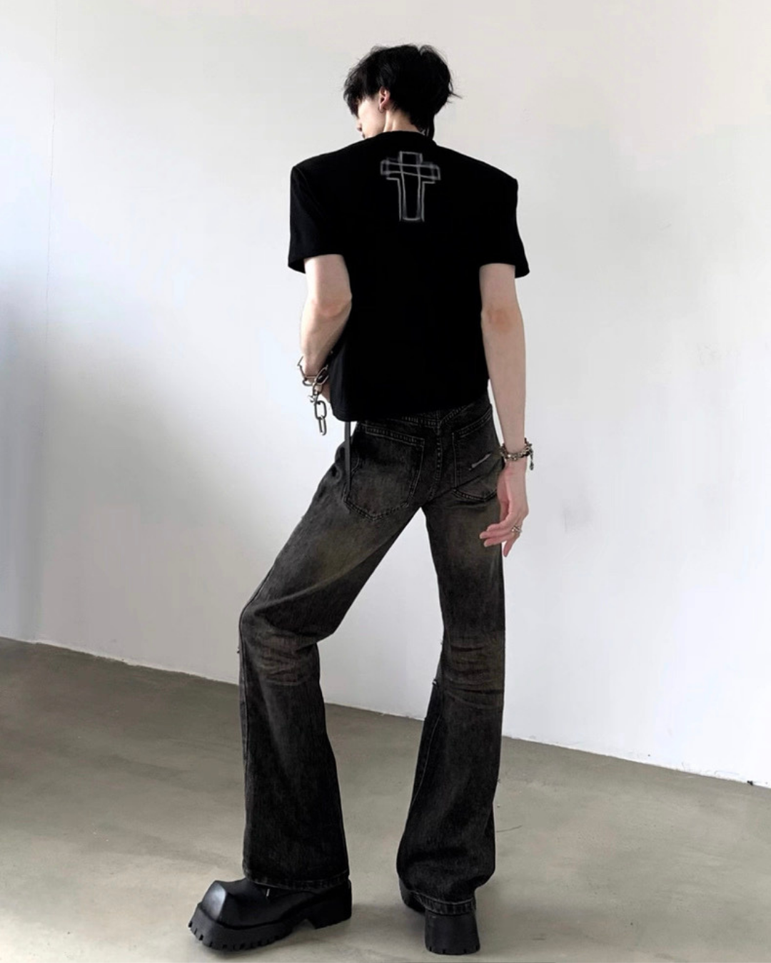 黒のショートスリーブTシャツ。背中に十字架のアウトラインプリント。モデルは後ろ姿で着用