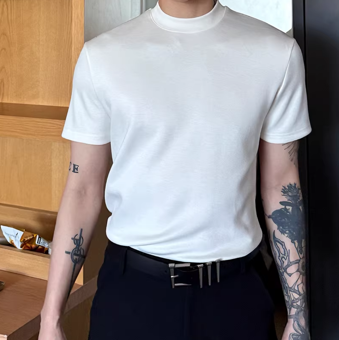 白無地のクルーネックTシャツ。半袖でシンプルなストレートシルエット。
