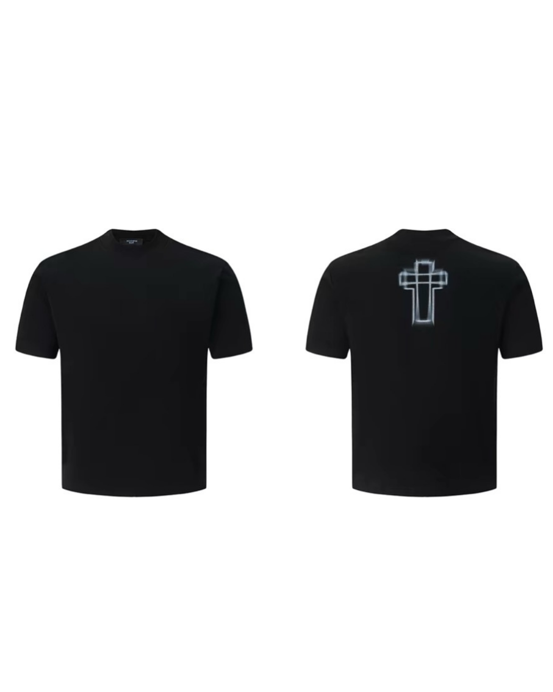 黒いクルーネックTシャツ。背面に白とグレーのニュアンスカラーで十字架のプリント入り。