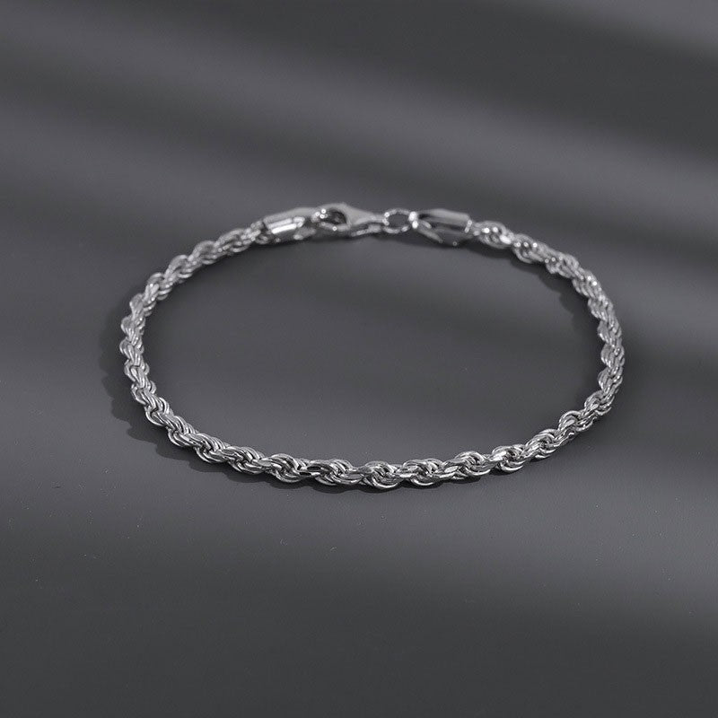 メンズのシルバーのロープチェーンブレスレットを丸く置いた平置き画像。両端にロブスタークラスプの金具が付く。