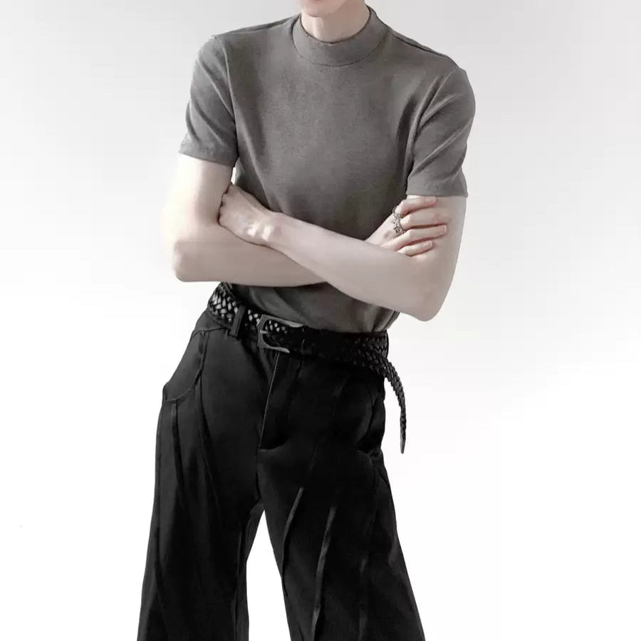 メンズのグレーのクルーネック半袖カットソー。黒のワイドパンツと組み合わせたモノトーンコーディネート