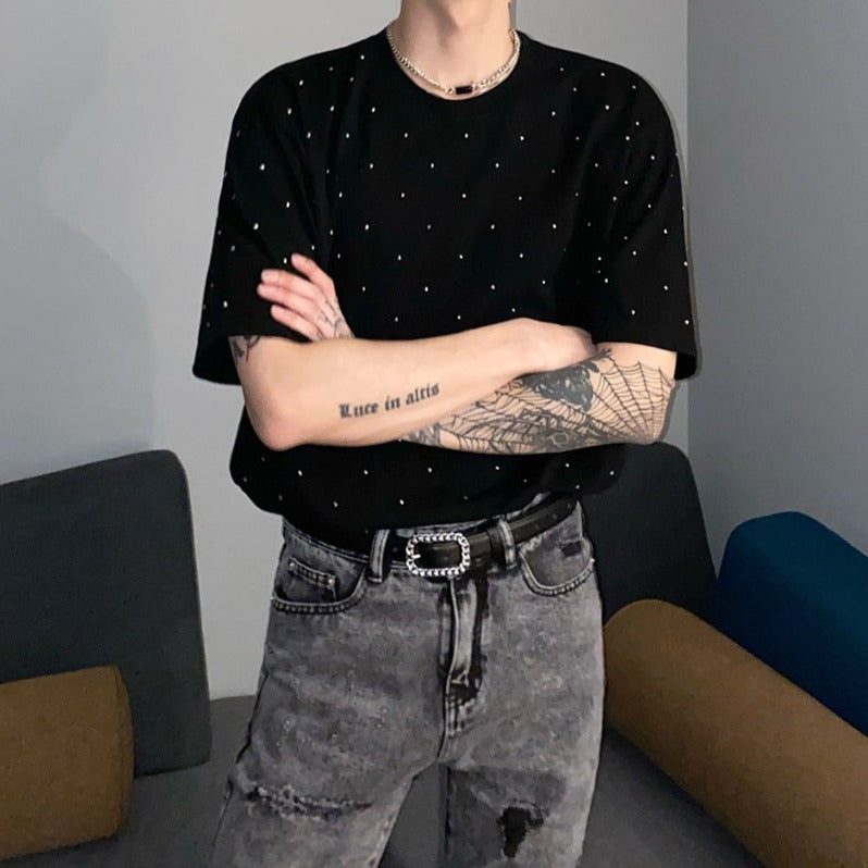 メンズの黒地に白いドットが全体に散った半袖Tシャツ。クルーネック。
