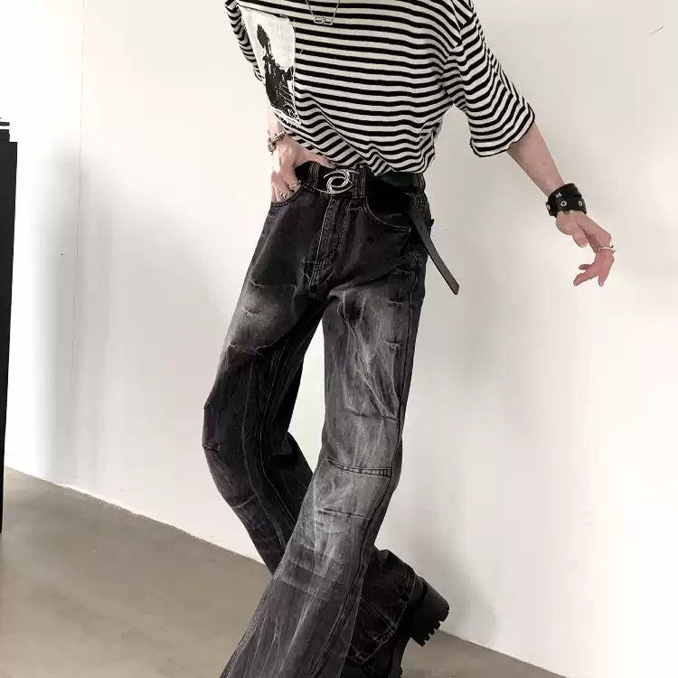 メンズのボーダーTシャツに黒の色落ちフレアデニムを合わせた斜め前の着用。ポケットに手を入れ、黒ベルトの端を垂らす。