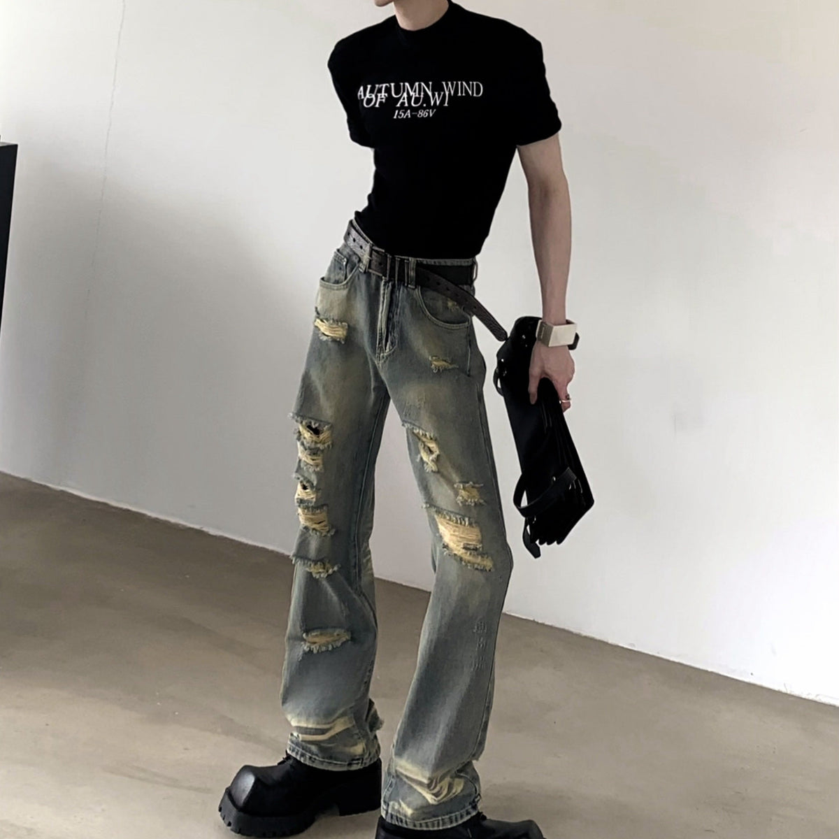 黒いロゴプリントTシャツ。半袖でクルーネック。裾にかけてスリムなシルエット。