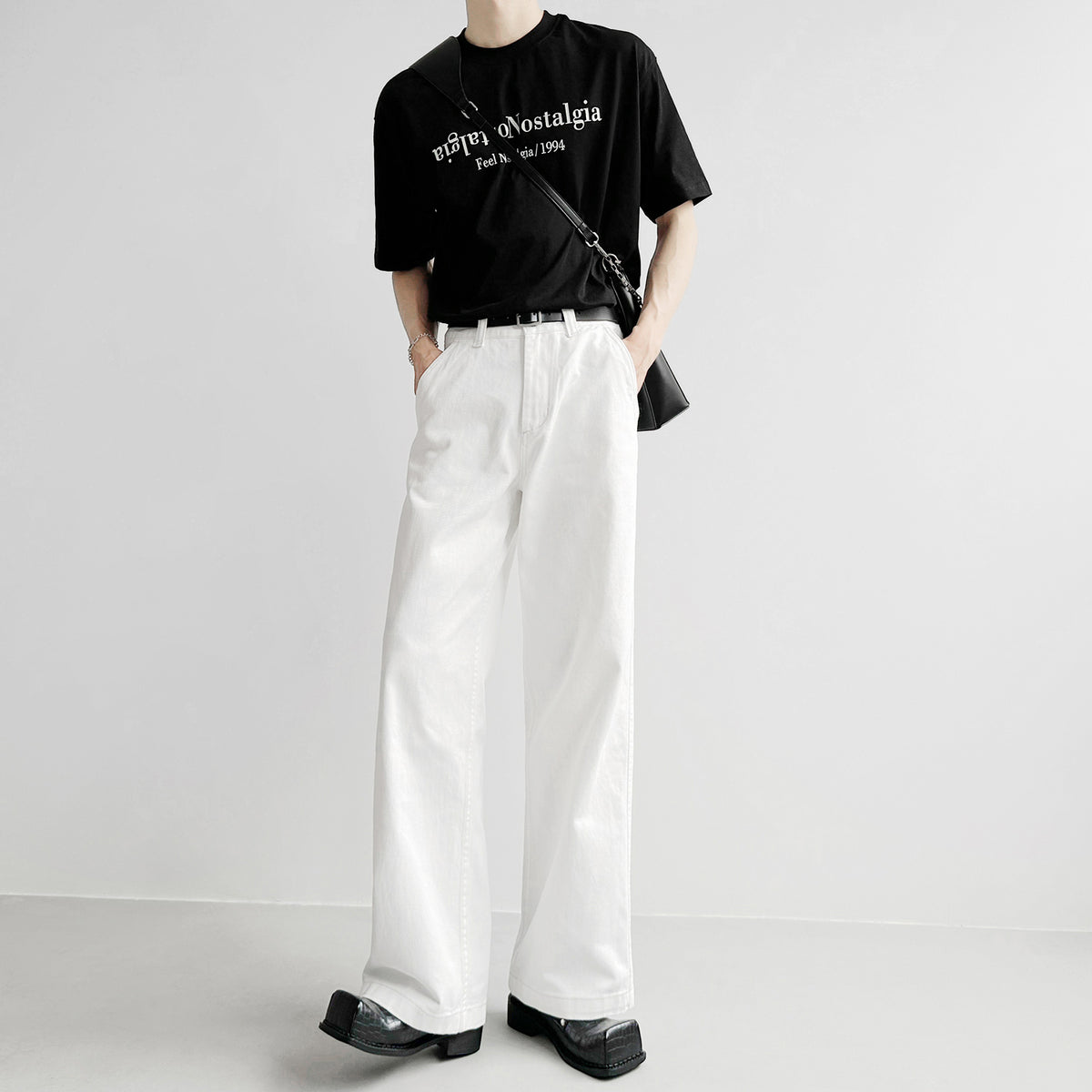 白デニムのワイドパンツ。ハイウエスト、ストレートシルエット、フロントポケット付き。