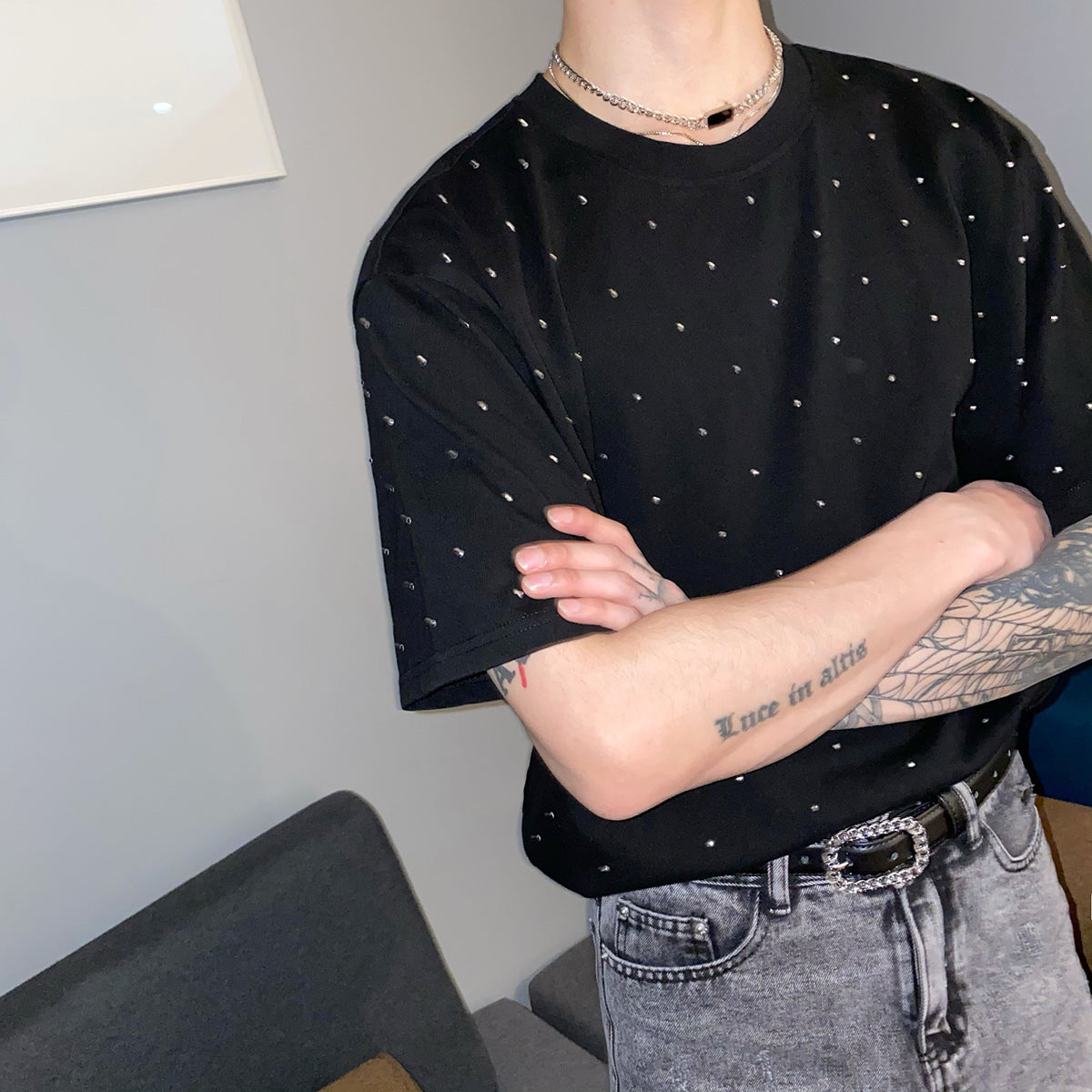メンズの黒地に白のドット装飾が全体に配置されたクルーネックTシャツ。半袖でオーバーサイズシルエット。