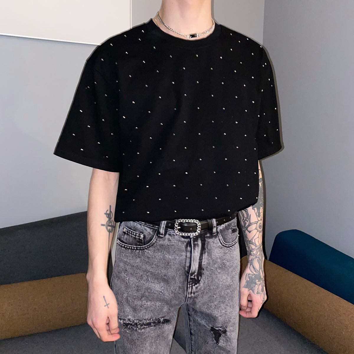 黒綿Tシャツ。全体に白のドット装飾が散在し、クルーネック・半袖のオーバーサイズシルエット。