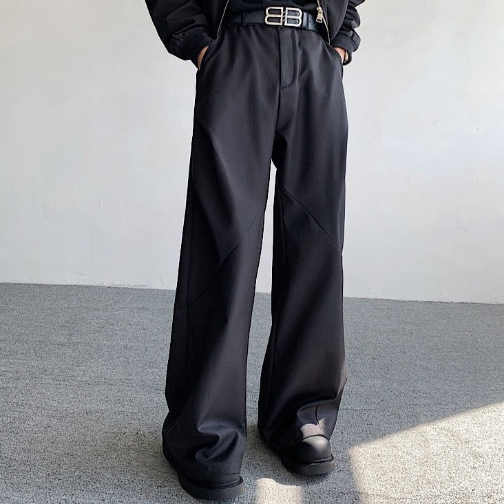 黒いワイドパンツ。ハイウエスト仕様で、腰部に白いロゴベルト付き。太めのストレートシルエットで、裾に向かって若干テーパードされたデザイン。