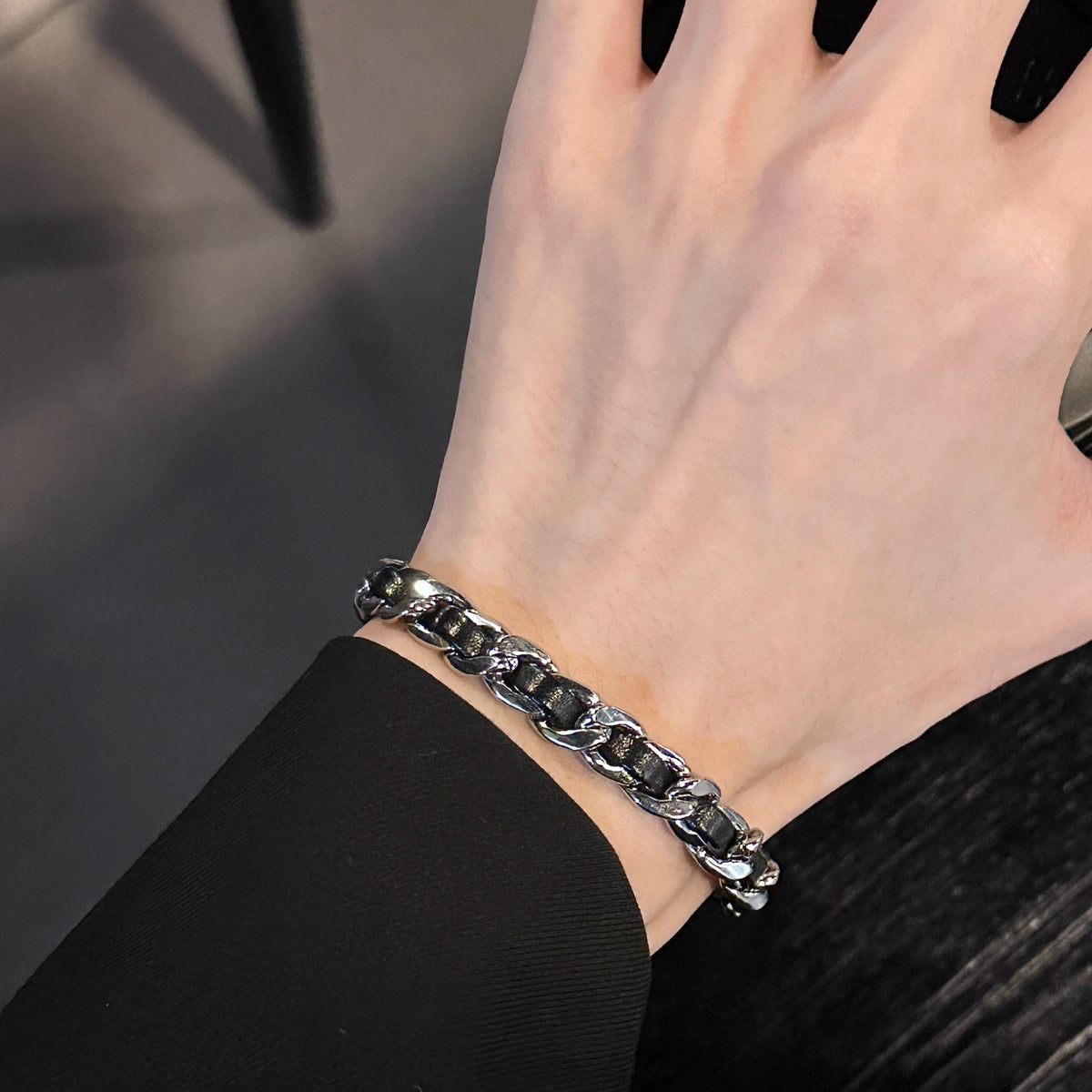 シルバートーンのチェーンとスクエアカットの黒石を交互に組み合わせたブレスレット。金属製リンクで接続した幾何学的なデザイン。