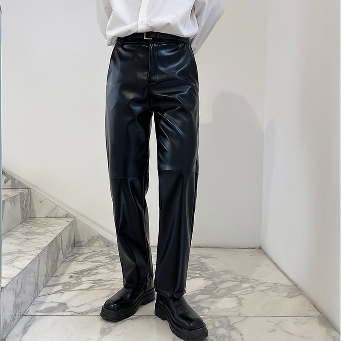 黒のエナメルレザースラックス。ハイウエスト、まっすぐなシルエットで、光沢のある素材。裾はストレート丈。