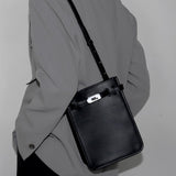 MODEFREAKのキーロックレザーショルダーバッグ mf1854の画像