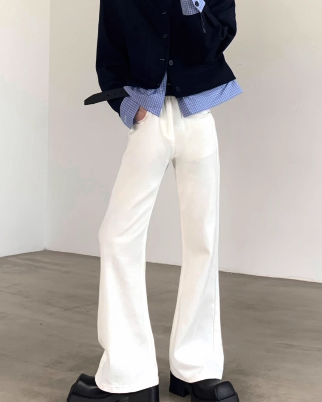 メンズの白のハイウエストフレアデニムパンツ。腰高でヒップから脚部に向けてフレアシルエット。