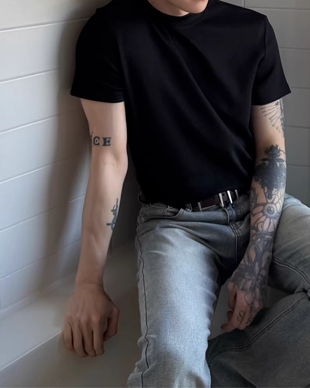 黒のクルーネックTシャツ。半袖で、ゆったりとしたシルエット。薄手のコットン素材。