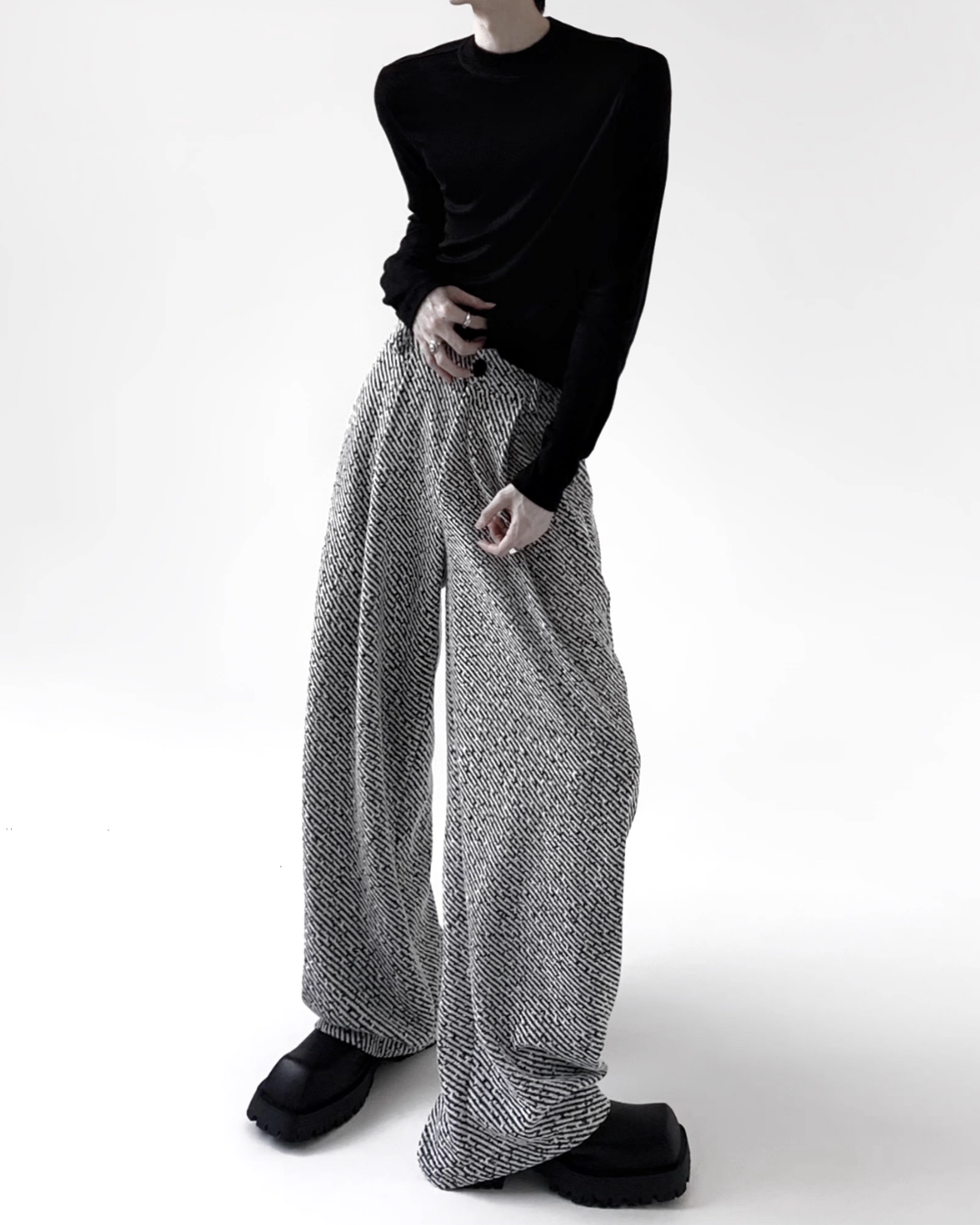 黒色ロングスリーブカットソーに、グレー斜紋織りのワイドパンツを合わせた着用イメージ。パンツは腰高でドレープ感のあるシルエット。