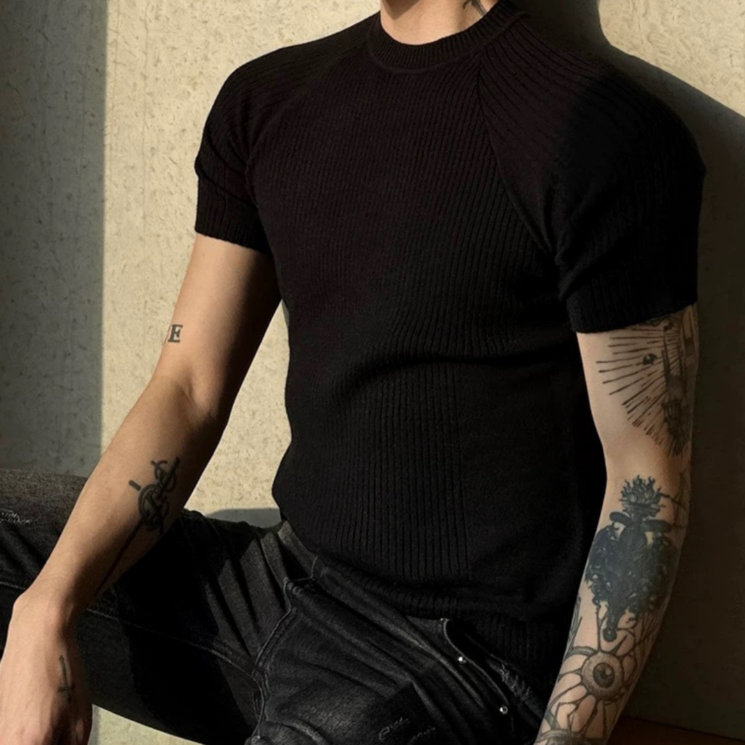 黒のリブ編みニット素材Tシャツ。クルーネック、半袖、タイトなボディシルエット。