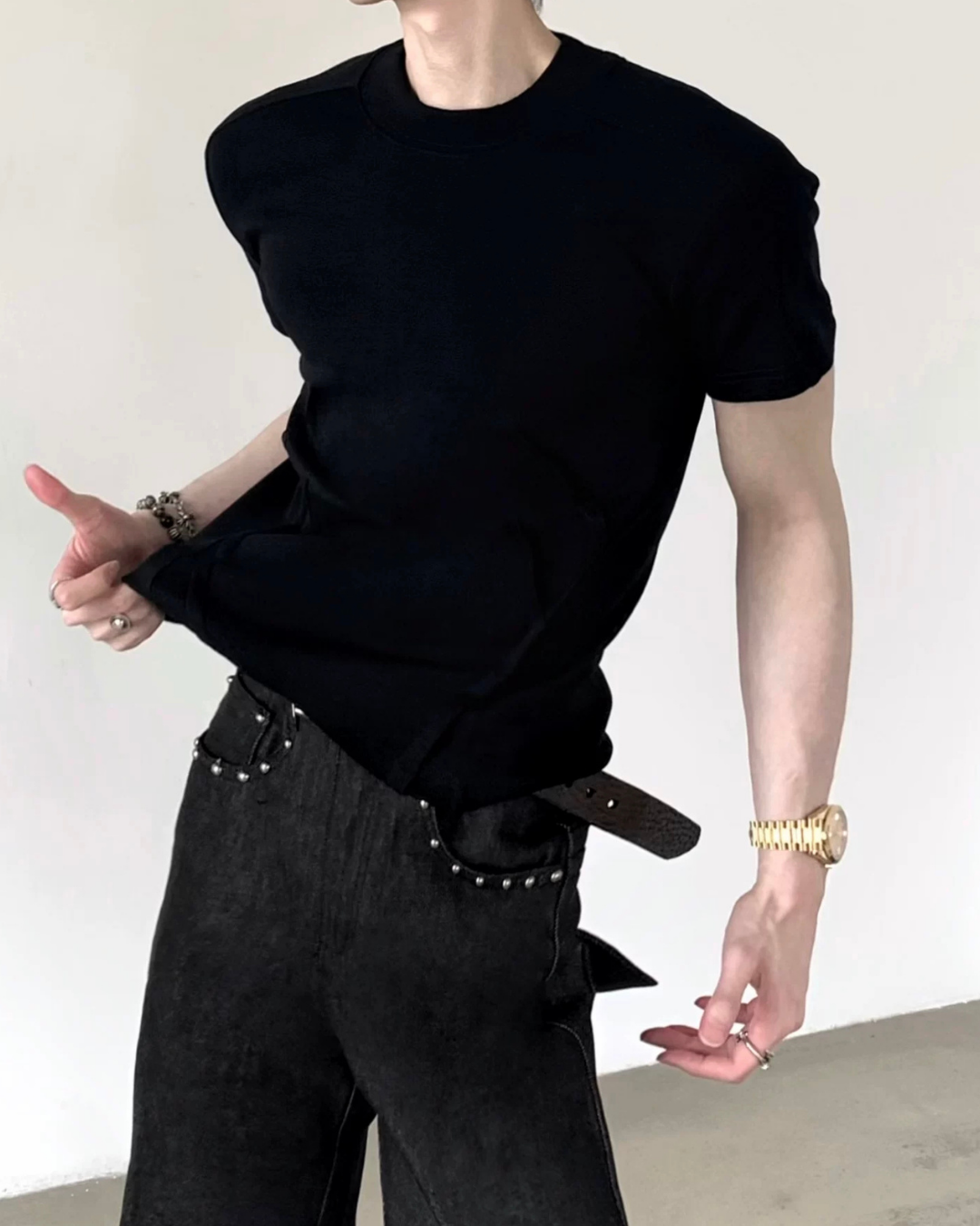 黒のクルーネック半袖Tシャツ。ボックスシルエットで、肩から袖にかけてやや膨らみのあるドロップショルダー仕様。