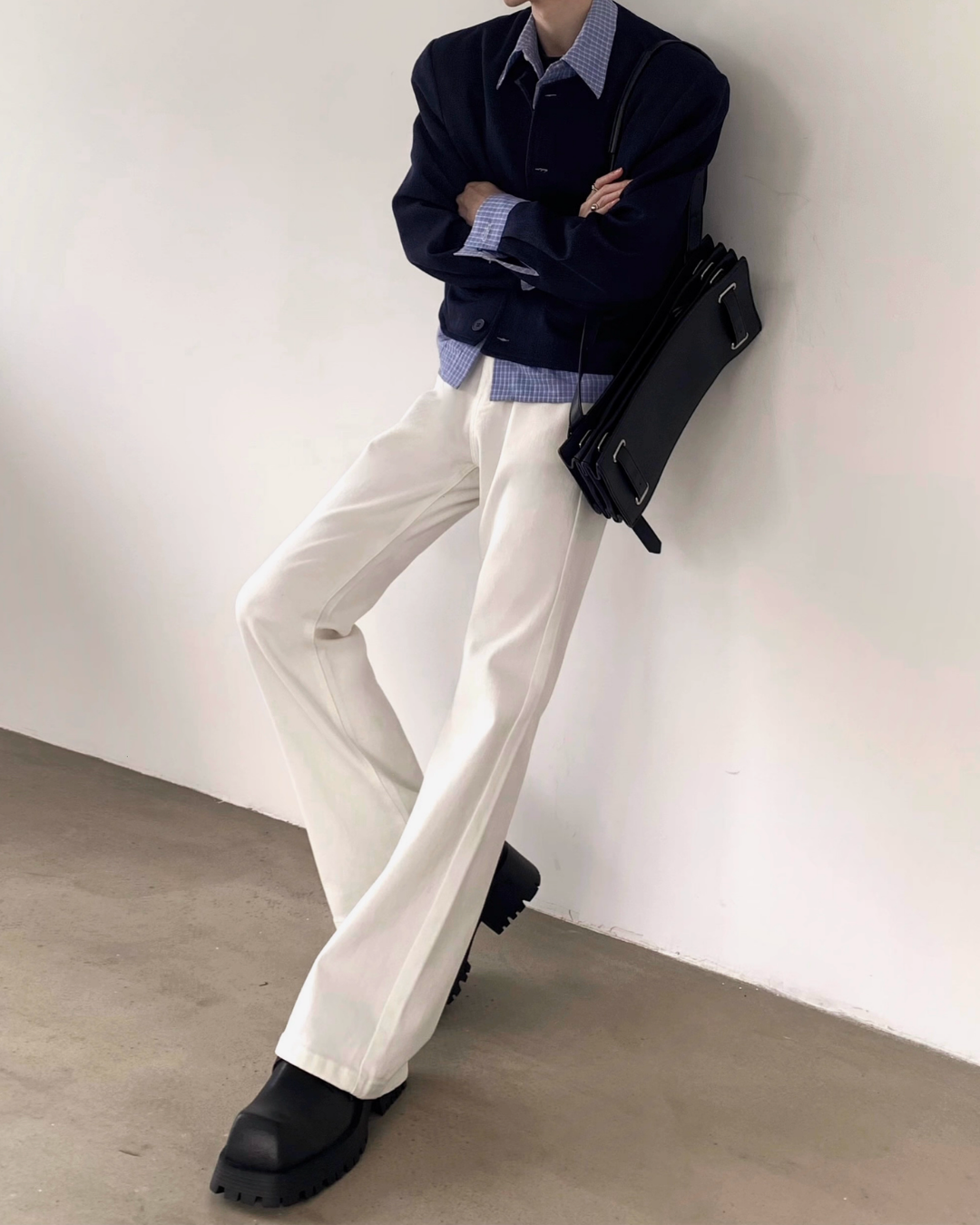 メンズの白色のハイウエストフレアパンツ。ウエストから裾にかけてゆるやかに広がるシルエット、ロング丈。
