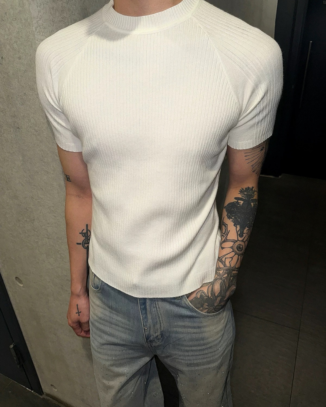 オフホワイトのリブニットTシャツ。クルーネック、半袖、縦リブの質感が特徴。タイトなシルエット。