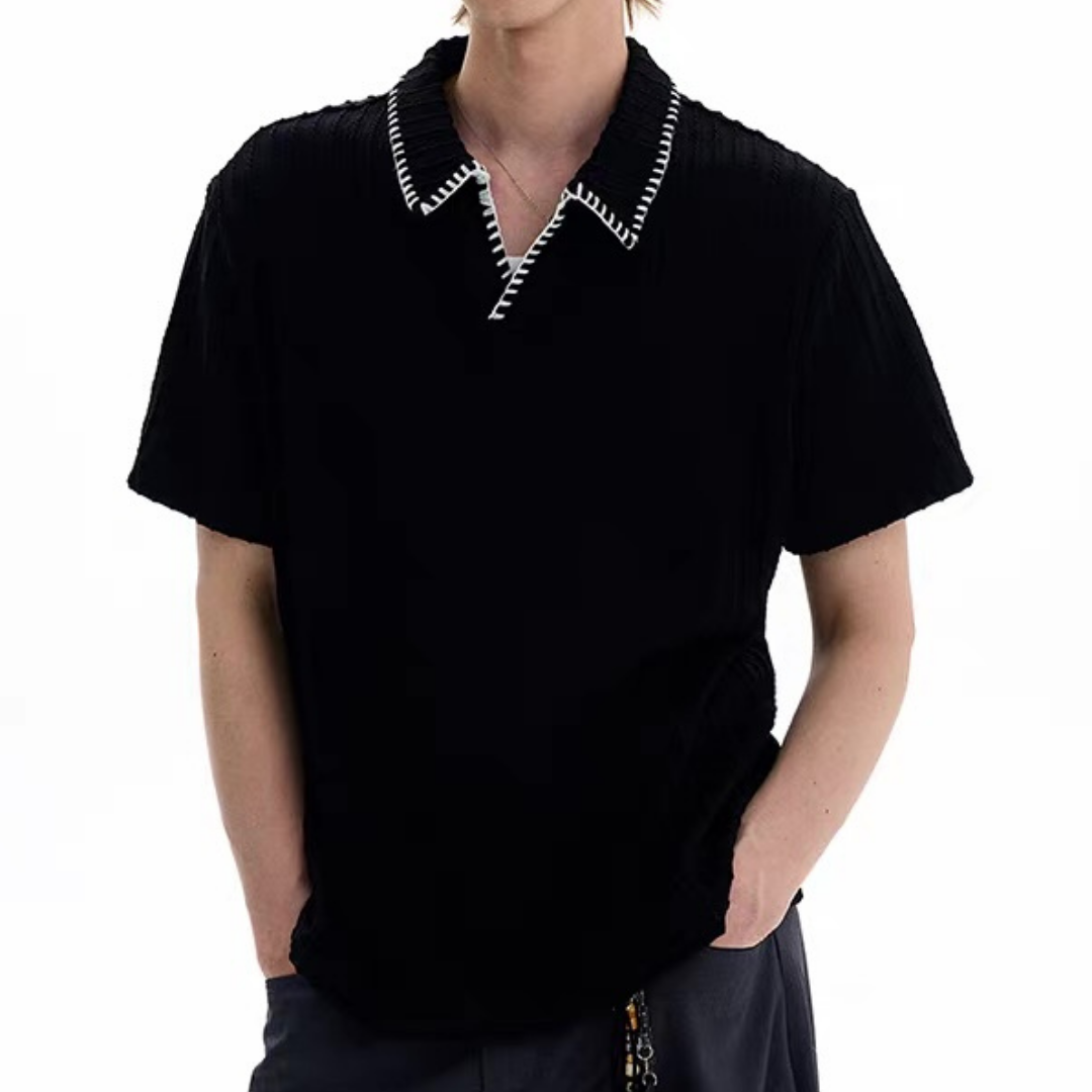 黒いリブカットソー。半袖で開襟仕様、白いステッチが入った襟が特徴。前身頃はプルオーバーのVネック開き。
