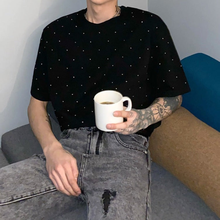 メンズの黒地に白いドットを全体にちりばめたクルーネック半袖Tシャツ。オーバーサイズシルエット。