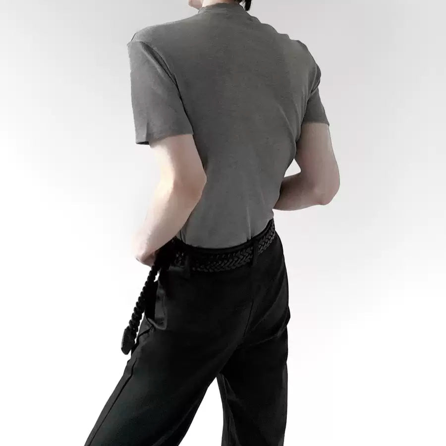 メンズのグレーの半袖カットソー。コンパクトなシルエットで、後ろ姿を撮影。黒のメッシュウエストバンド付きパンツと合わせた着用例。