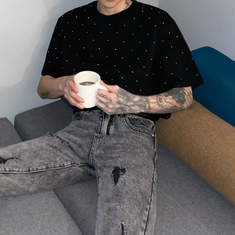 メンズの黒地に白いドット柄をあしらった半袖Tシャツ。オーバーサイズシルエットのクルーネック。
