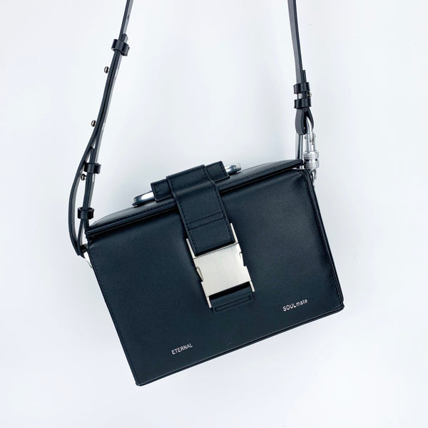 MODEFREAKのバックルデザインシルバーショルダーバッグ mf3269の画像