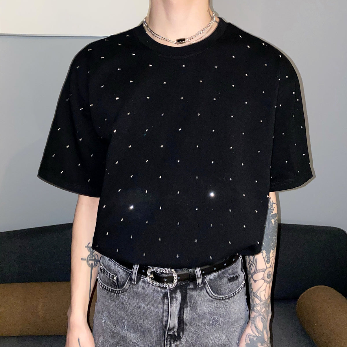 黒いコットンTシャツ。全体に白いスタッズが規則的に散布されている。クルーネック、半袖のオーバーサイズシルエット。