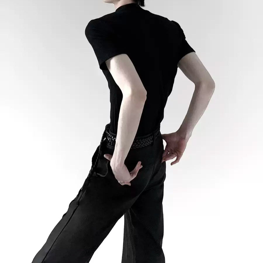 メンズの黒いハイネック半袖Tシャツ。リブ編みで身体に沿うタイトなシルエット。背面アングル。