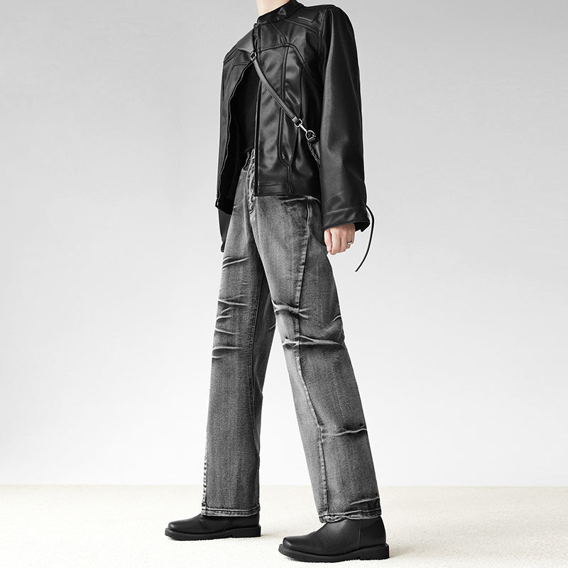 メンズのグレー系デニムパンツ。アシンメトリーなカットと破れディテール、ハイウエスト仕様。黒レザージャケットとの着用例。