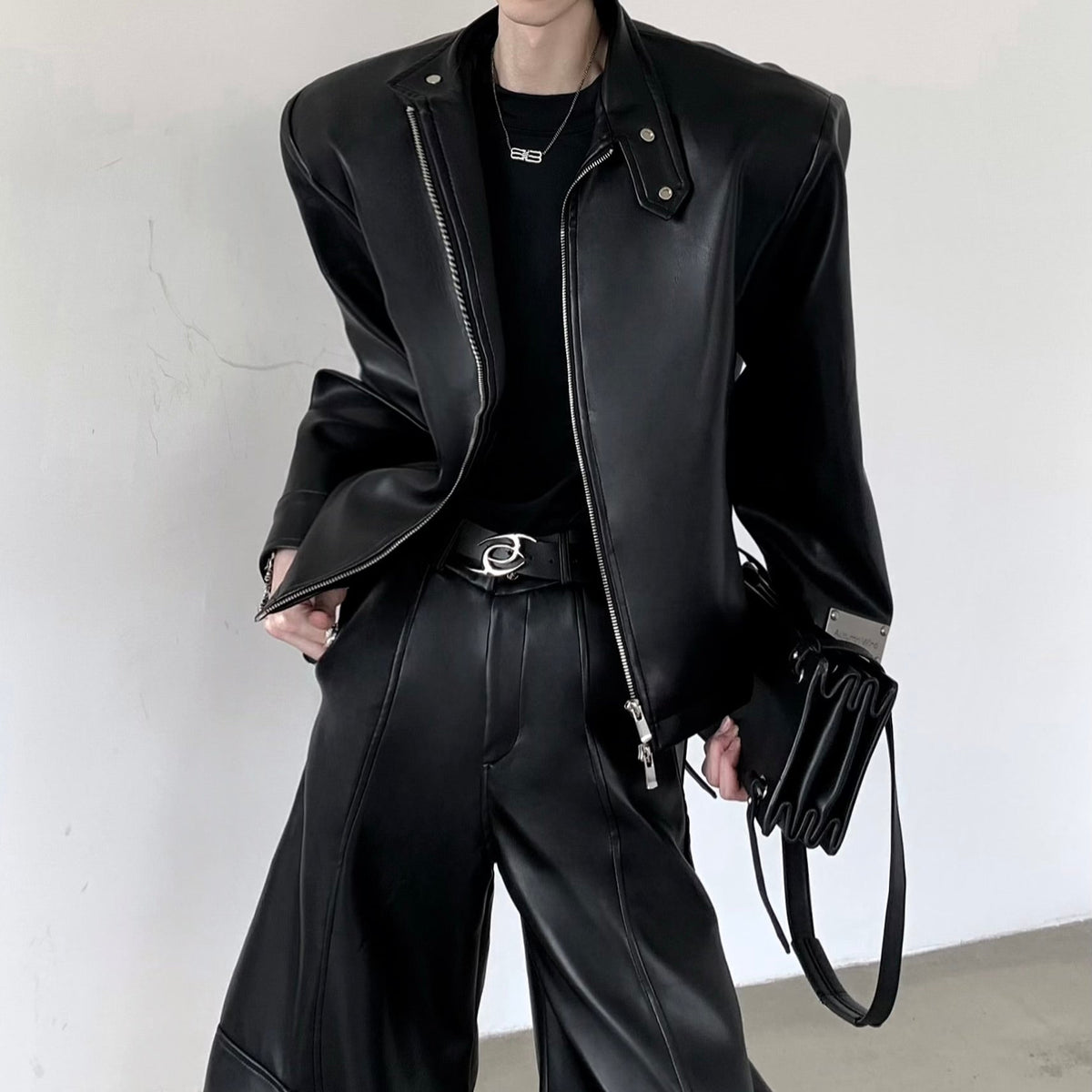 黒レザーのオーバーサイズライダースジャケット。フロントジップ、ノッチ衿、スナップボタン付き。