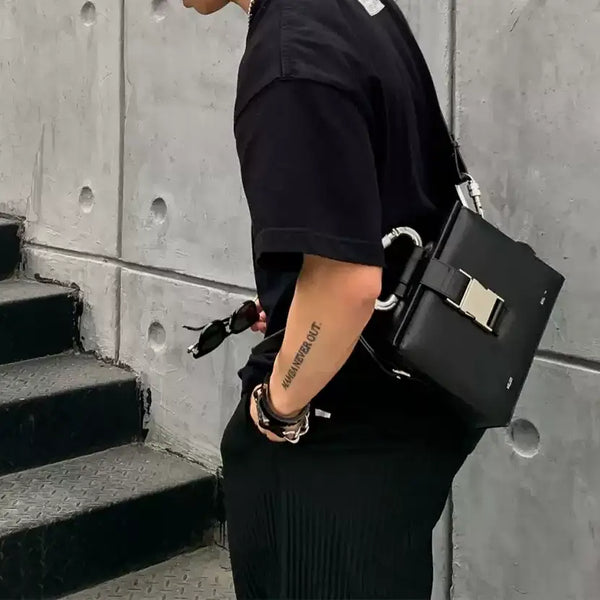 MODEFREAKのバックルデザインシルバーショルダーバッグ mf3269の画像