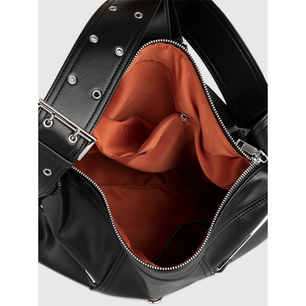 黒レザーのハンドバッグ。メタルアイレット装飾が施され、シルバートーンのジップとハンドル金具付き。内部は赤茶色のライニング。